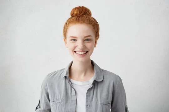 用户在手机上使用乐竞体育APP